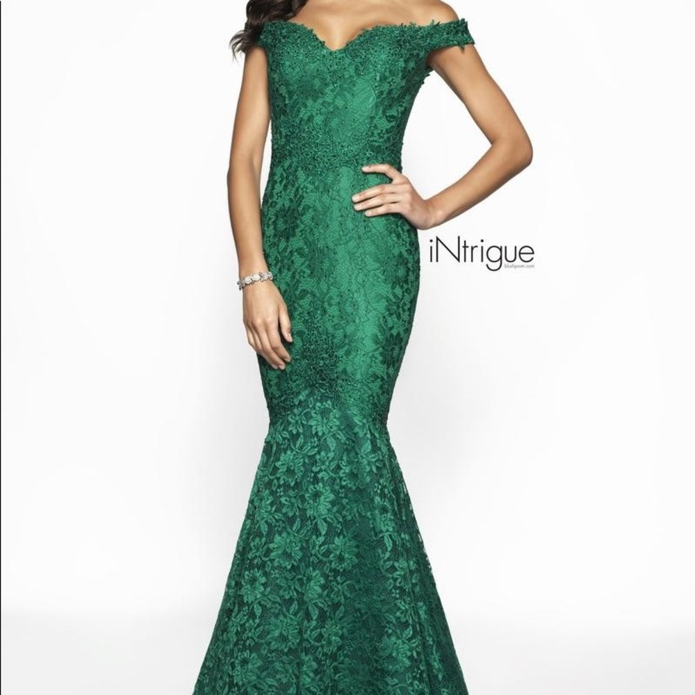 Off-Shoulder Mermaid Gown in Green